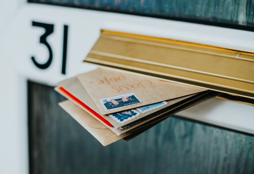 photo d'une boite au lettre débordant de courrier