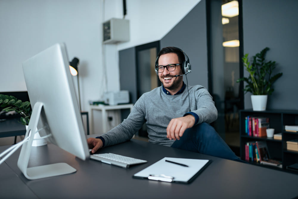 photo d'un homme souriant lors d'un appel télémarketing