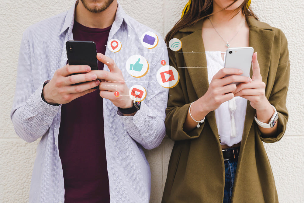 un homme et une femme interagissant avec des SMS enrichi